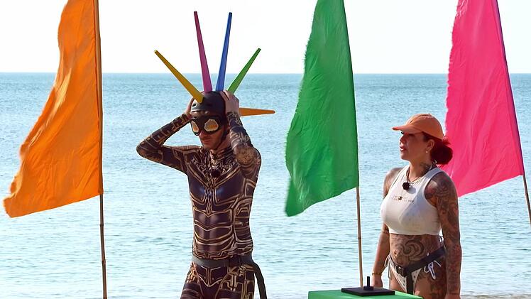 Unterst&uuml;tzt von BFF Kate (rechts) kann Sam sich beim Safety-Spiel vor einer Nominierung retten.