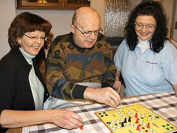 Sie können sich ein Leben ohne "Leben plus" nicht mehr vorstellen. Peter Wich (Mitte) und seine Frau Dorothee (links). Mit im Bild: Heike Welscher von Leben plus.  Foto: Veronika Schadeck