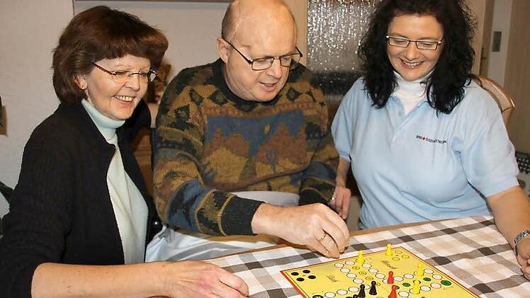 Sie können sich ein Leben ohne "Leben plus" nicht mehr vorstellen. Peter Wich (Mitte) und seine Frau Dorothee (links). Mit im Bild: Heike Welscher von Leben plus.  Foto: Veronika Schadeck