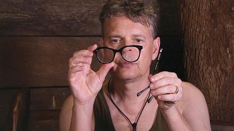 Drei Brillen hat Rolfe Scheider in Australien dabei. Bereits am dritten Tag im Dschungelcamp hat er eine verloren und sich auf die andere gesetzt. Foto: RTL Alle Infos zu "Ich bin ein Star - Holt mich hier raus!" im Special bei RTL.de: www.rtl.de/cms/sendungen/ich-bin-ein-star.html