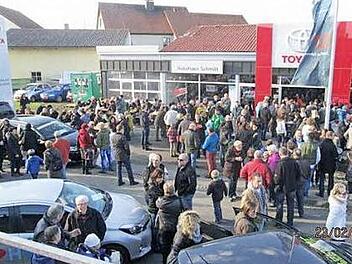 Bei Frühlingswetter lässt es sich wunderbar über das Gelände des Autohauses Schmitt schlendern.