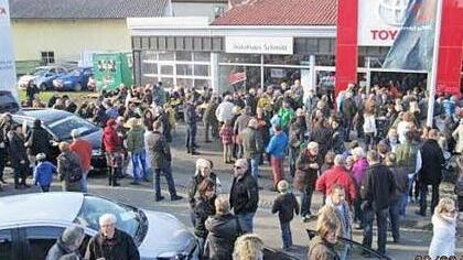 Bei Frühlingswetter lässt es sich wunderbar über das Gelände des Autohauses Schmitt schlendern.