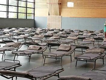 Die ehemalige BGS-Halle dient derzeit immer wieder als Unterkunft für Flüchtlinge in Coburg (hier ein Archivfoto vom ersten Aufbau). "Es geht dort sehr diszipliniert zu", sagt Dritter Bürgermeister Thomas Nowak. Aber: "Es gibt kaum Privatsphäre." Foto: Archiv/Simone Bastian