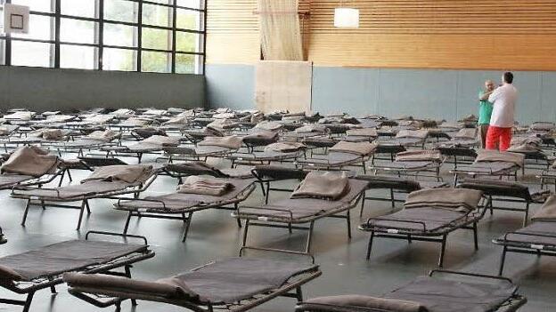 Die ehemalige BGS-Halle dient derzeit immer wieder als Unterkunft für Flüchtlinge in Coburg (hier ein Archivfoto vom ersten Aufbau). "Es geht dort sehr diszipliniert zu", sagt Dritter Bürgermeister Thomas Nowak. Aber: "Es gibt kaum Privatsphäre." Foto: Archiv/Simone Bastian