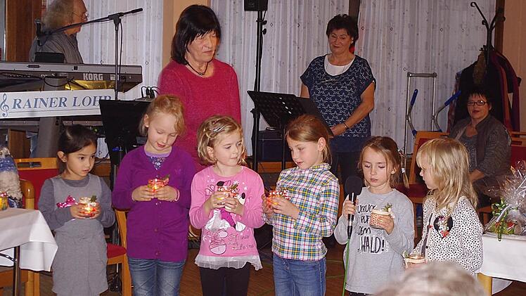 Die Großen des katholischen integrativen Montessori-Kindergartens Dörfles führten einen Lichtertanz auf. Foto: Heike Schülein