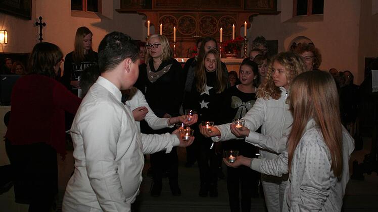 Chor der Mittelschule Mühlhausen mit den Lichtträgern Foto: Evi Seeger