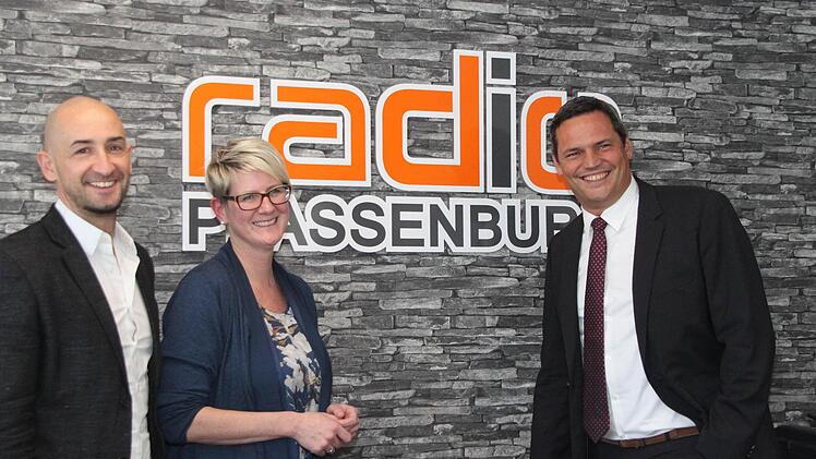 Studioleiter Marco Dreßel, Redaktionsleiterin Anke Rieß-Fähnrich und Geschäftsführer Mischa Salzmann (von links) vor dem überarbeiteten Schriftzug des Lokalsenders. Fotos: Jochen Nützel
