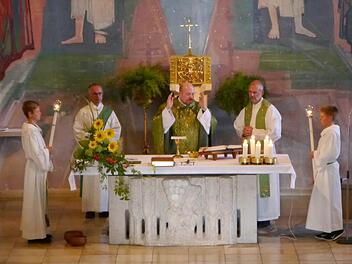 Konzelebration beim Festgottesdienst: Diakon Horst Conze (von links), Kaplan Philipp Tropf und Pfarrer Armin Haas Foto: Oswald Türbl