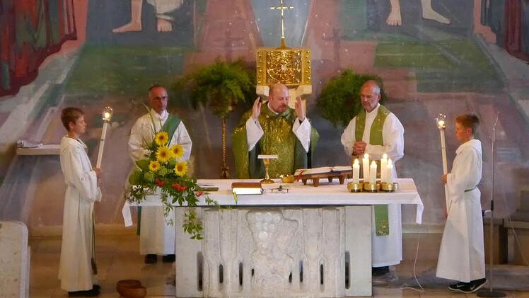 Konzelebration beim Festgottesdienst: Diakon Horst Conze (von links), Kaplan Philipp Tropf und Pfarrer Armin Haas Foto: Oswald Türbl