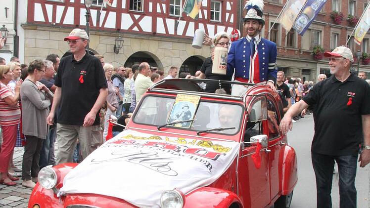 Auch die EKU-Freunde "Rote Socken" werden - so er denn stattfindet - am Umzug der Fanclubs teilnehmen. 2016 war der Stammtisch mit einer roten Ente unterwegs . Foto: Archiv/Sonny Adam