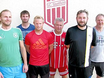 Spielleiter Herbert Hümmer (rechts) sowie Sportvorstand Matthias Spath und Torwartrainer Edgar Fröhling (hinten von links) freuen sich auf die "Neuen", vorn von links: Stefan Hasch, Johannes Spath und Michael Wolfschmitt sowie (fehlen auf dem Bild) Thomas Frank, Harald Helgert und Thomas Pankratz. rn