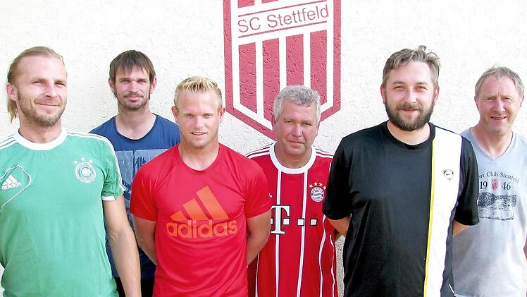 Spielleiter Herbert Hümmer (rechts) sowie Sportvorstand Matthias Spath und Torwartrainer Edgar Fröhling (hinten von links) freuen sich auf die "Neuen", vorn von links: Stefan Hasch, Johannes Spath und Michael Wolfschmitt sowie (fehlen auf dem Bild) Thomas Frank, Harald Helgert und Thomas Pankratz. rn