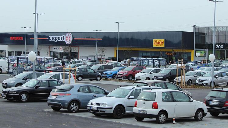 Der Parkplatz des Aischpark-Centers am Dienstag um die Mittagszeit: So sieht es seit einer Woche jeden Tag fast den ganzen Tag lang aus. Karina Brock