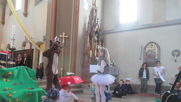 Am Samstag fand die Einweihung der Außenanlage des Kindergartens St. Josef statt. In der dicht gefüllten Pfarrkirche begeisterten die Kinder mit einem vollen Programm und bekamen reichlich Beifall. Pfarrer Diter Glaeser nahm dann die kirchliche Segnung vor. Foto: Horst Habermann