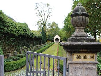 Die marode  Kapelle auf dem "Heldenfriedhof" in Höchstadt  ist  abgesperrt, das Innenleben mit Planen abgedeckt. Risse zeigen sich an  Wänden, Ziegel sind vom Dach gestürzt.  Foto: Christian  Bauriedel