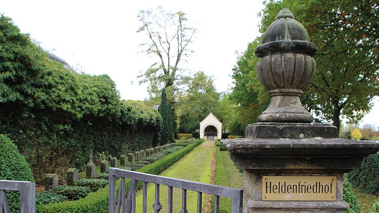 Die marode  Kapelle auf dem "Heldenfriedhof" in Höchstadt  ist  abgesperrt, das Innenleben mit Planen abgedeckt. Risse zeigen sich an  Wänden, Ziegel sind vom Dach gestürzt.  Foto: Christian  Bauriedel