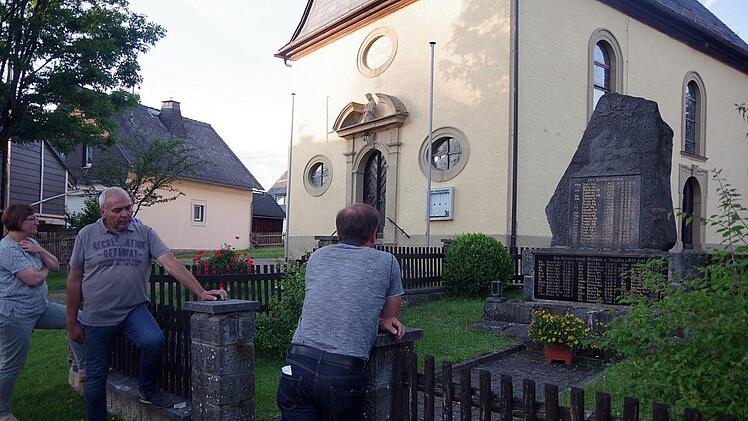 Das Kriegerdenkmal in Haßlach ist sanierungsbedürftig.Heike Schülein