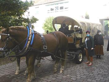 Eine Kutschfahrt durch Bad Br&uuml;ckenau entsch&auml;digte die Bewohner des Pflegeheims Schloss R&ouml;mershag f&uuml;r das ausgefallene Fest mit den Angeh&ouml;rigen. Foto: Marco Ullrich