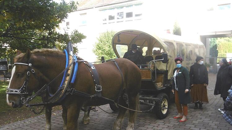 Eine Kutschfahrt durch Bad Br&uuml;ckenau entsch&auml;digte die Bewohner des Pflegeheims Schloss R&ouml;mershag f&uuml;r das ausgefallene Fest mit den Angeh&ouml;rigen. Foto: Marco Ullrich