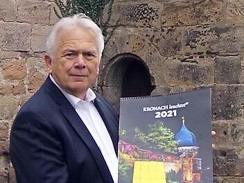 Hartmut Nenninger präsentiert voller Stolz den Kunstkalender "Kronach leuchtet" 2021.  Foto: Heike Schülein
