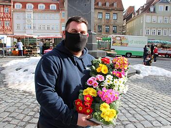 Hinten liegt noch Schnee am Albert-Denkmal - und vorne präsentiert Alexander Zöcklein eine bunte Auswahl an Primeln.