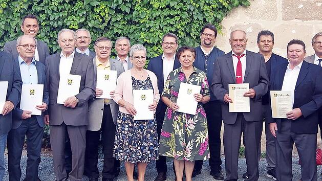 Diese B&uuml;rgerinnen und B&uuml;rger aus verschiedenen Gemeinden des Landkreises durften sich &uuml;ber Ehrennadeln in Gold freuen.