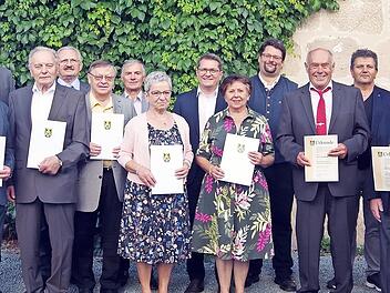 Diese Bürgerinnen und Bürger aus verschiedenen Gemeinden des Landkreises durften sich über Ehrennadeln in Gold freuen.