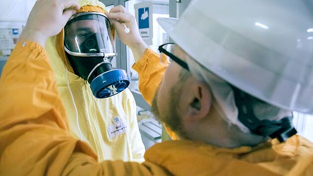 Arbeiter und Besucher im Bergewerk müssen sich gegen radioaktive Strahlung schützen.