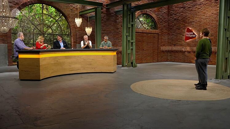 Petra stellte die Schatulle vor Daniel Meyer ab. "In die goldene Mitte", erkl&auml;rte sie.