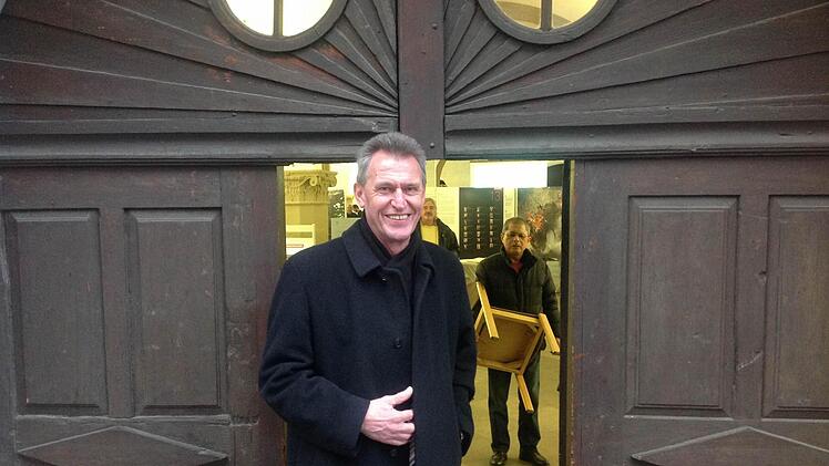 Spannende Minuten liegen vor Amtsinhaber Siegfried Müller. In der Rathaushalle verfolgt der Kitzinger Oberbürgermeister gerade gespannt den Ausgang der Wahl. Auch viele seiner Mitstreiter haben sich hier angekündigt.Foto: Diana Fuchs