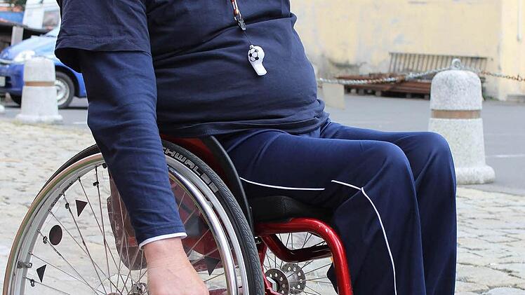 Daumen hoch für diesen Weg. Damit ist Karl Wiesler (63), der Macher der "Rollenden Basketballer", sehr zufrieden.