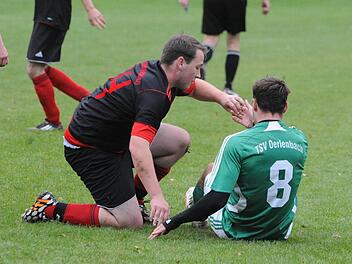 Aus Konkurrenten werden Partner: Der Ebenhäuser Robin Siegel (links) und Oerlenbachs Daniel Franz zeigen, dass es geht. Foto: Hopf