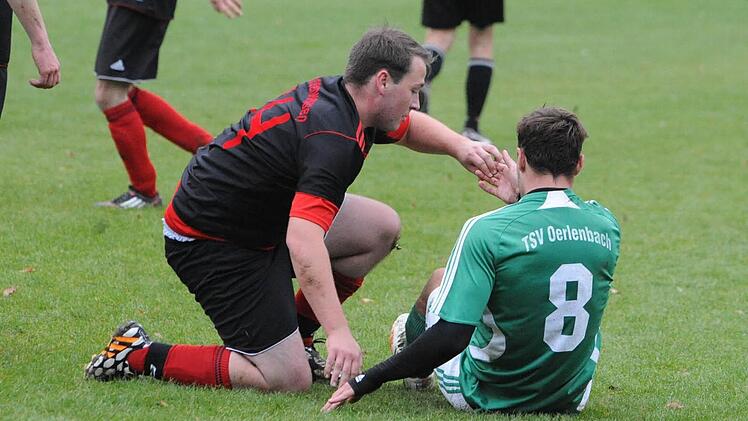 Aus Konkurrenten werden Partner: Der Ebenhäuser Robin Siegel (links) und Oerlenbachs Daniel Franz zeigen, dass es geht. Foto: Hopf