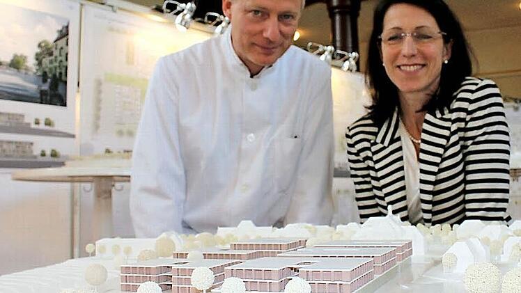 Ärztlicher Direktor Christoph Sommer und Katja Bittner, Vorstand des Kommunalunternehmens "Kliniken und Heime des Bezirks Oberfranken", hinter dem Sieger-Modell. Es besteht aus miteinander verbundenen, dreigeschossigen Baukörpern um einen attraktiven Gartenhof mit Blick ins Tal.