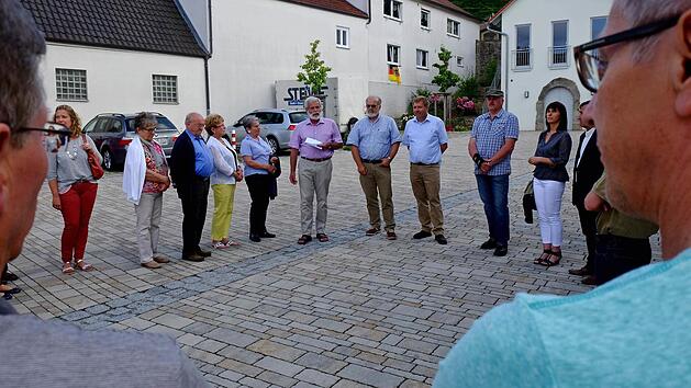 Baudirektor J&uuml;rgen Eisentraut, B&uuml;rgermeister August Weingart und Altb&uuml;rgermeister Konrad Weingart erl&auml;utern die Ma&szlig;nahmen.  Foto: Gerd Schaar