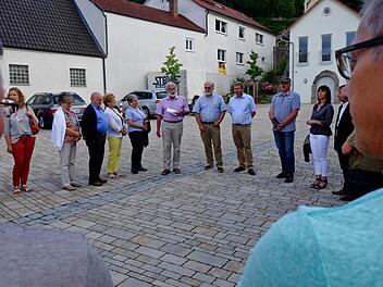 Baudirektor Jürgen Eisentraut, Bürgermeister August Weingart und Altbürgermeister Konrad Weingart erläutern die Maßnahmen.  Foto: Gerd Schaar