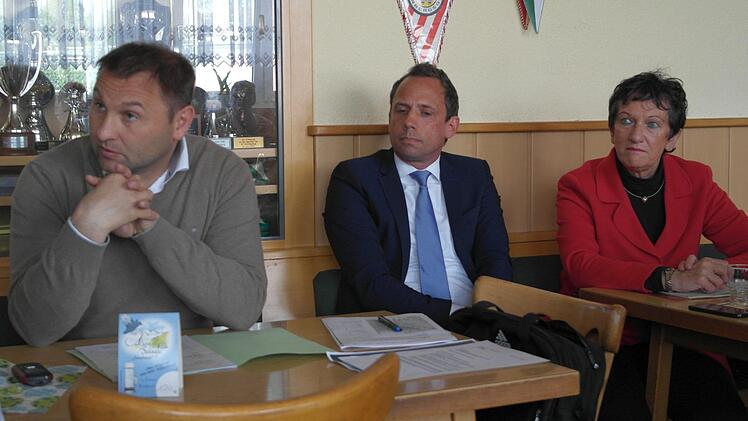 Die Abgeordneten Jürgen Baumgärtner (CSU), Thorsten Glauber (FW) und Landtagsvizepräsidentin Inge Aures (SPD) hören zu.
