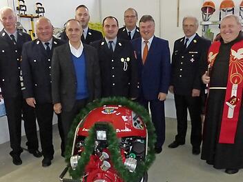 Bei der Übergabe der neuen Tragkraftspitze (von links): stellvertretender Kommandanten Roland Zuber, Vorsitzender Rainer Kaspar, Bürgermeister Franz Uome, Kreisbrandmeister Yves Wächter, Kommandant Heiko Stäsche, Kreisbrandrat Stefan Härtlein, Landrat Klaus Peter Söllner, Kreisbrandinspektor Horst Tempel und Pfarrer Pater Adrian Manderla  Foto: Klaus-Peter Wulf