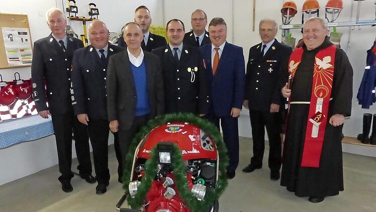 Bei der Übergabe der neuen Tragkraftspitze (von links): stellvertretender Kommandanten Roland Zuber, Vorsitzender Rainer Kaspar, Bürgermeister Franz Uome, Kreisbrandmeister Yves Wächter, Kommandant Heiko Stäsche, Kreisbrandrat Stefan Härtlein, Landrat Klaus Peter Söllner, Kreisbrandinspektor Horst Tempel und Pfarrer Pater Adrian Manderla  Foto: Klaus-Peter Wulf