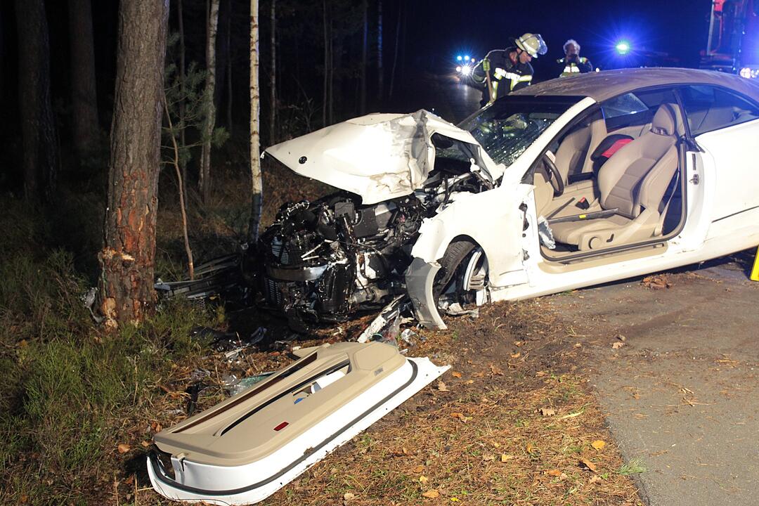 Auto fährt im Landkreis Erlangen-Höchstadt gegen Baum