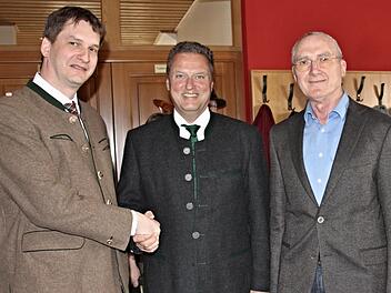 Händedruck für den neuen Chef, Sebastian Höllerl (links), vom Vorstandsvorsitzenden der Bayerischen Staatsforsten, Martin Neumeyer (Mitte). Kurz zuvor hatte Christoph Fellermeyer (rechts) seine Ruhestandsurkunde erhalten.Helmut Will