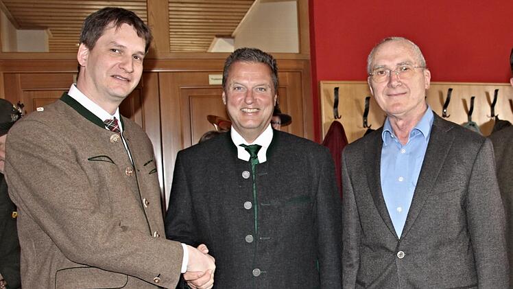 Händedruck für den neuen Chef, Sebastian Höllerl (links), vom Vorstandsvorsitzenden der Bayerischen Staatsforsten, Martin Neumeyer (Mitte). Kurz zuvor hatte Christoph Fellermeyer (rechts) seine Ruhestandsurkunde erhalten.Helmut Will