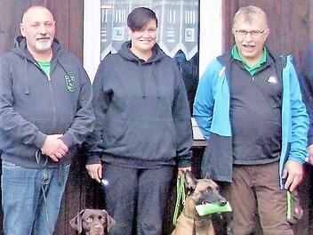 Sensationsergebnis bei der Fährtenprüfung (im Bild von links): 2. Vorsitzender Steffen Schubert mit Quendy, Fährtensiegerin Nicole Geißendörfer mit Jever, und Albert Trimbach, erprobter Fährtenleger.  Foto: Regina Bolgen