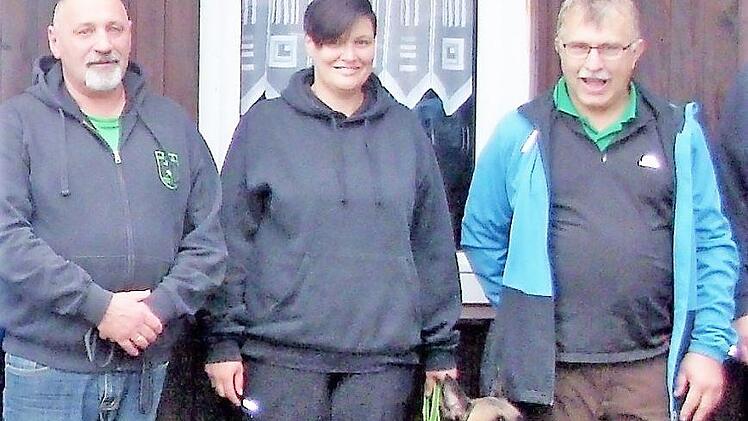 Sensationsergebnis bei der Fährtenprüfung (im Bild von links): 2. Vorsitzender Steffen Schubert mit Quendy, Fährtensiegerin Nicole Geißendörfer mit Jever, und Albert Trimbach, erprobter Fährtenleger.  Foto: Regina Bolgen