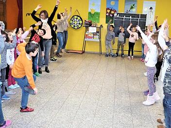 15 Erstklässler der Oberen Schule machen beim Schulprogramm "Klasse 2000" mit. Das Programm wurde in diesen Tagen mit der Übergabe der Patenschafts-Urkunde durch die AOK gestartet. Foto: Werner Reißaus