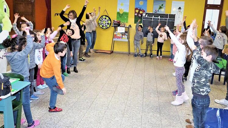 15 Erstklässler der Oberen Schule machen beim Schulprogramm "Klasse 2000" mit. Das Programm wurde in diesen Tagen mit der Übergabe der Patenschafts-Urkunde durch die AOK gestartet. Foto: Werner Reißaus