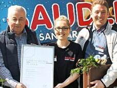 50. Betriebsjubiläum (von links): Roswitha und Helmut Löw, Sabrina und Michael Baudler und die stellvertretende Obermeisterin der Innung Sanitär-Heizung-Klima, Monika Schmidt.  Foto: Desombre