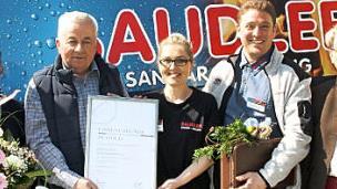 50. Betriebsjubiläum (von links): Roswitha und Helmut Löw, Sabrina und Michael Baudler und die stellvertretende Obermeisterin der Innung Sanitär-Heizung-Klima, Monika Schmidt.  Foto: Desombre