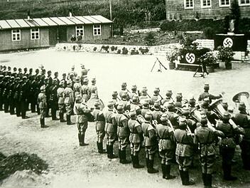 Vereidigung von 65 Polizeischülern der 2. Schutzpolizei-Hundertschaft aus Nürnberg-Fürth am 1. September 1938 Repro: Archiv Manfred Franze