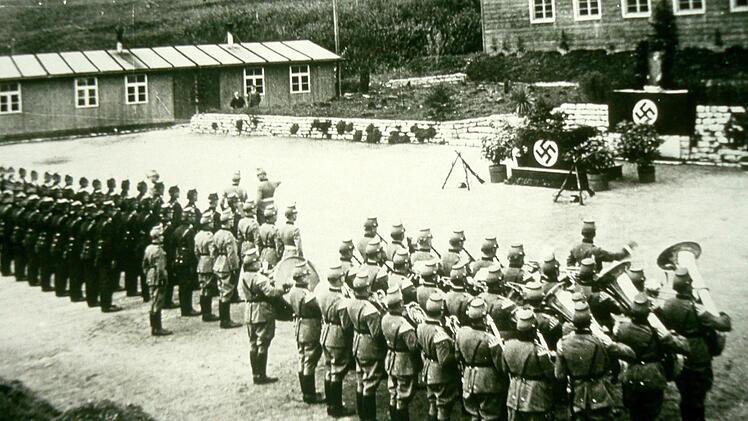 Vereidigung von 65 Polizeischülern der 2. Schutzpolizei-Hundertschaft aus Nürnberg-Fürth am 1. September 1938 Repro: Archiv Manfred Franze